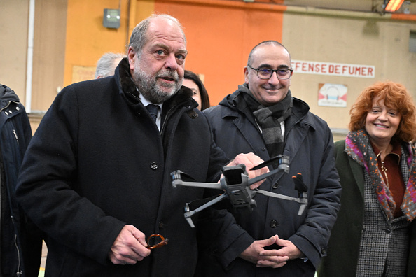 Le ministre de la Justice, Éric Dupond-Moretti, aux côtés du préfet de police, Laurent Nunez ( 2ème à dr.) à Issy Les Moulineaux, le 18 décembre 2023. (Photo MIGUEL MEDINA/AFP via Getty Images)