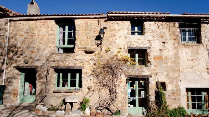 Cette photo prise à Camps sur l'Agly, le 18 décembre 2023, montre le gîte de la Bastide où Alex Batty et son grand-père avaient l'habitude de séjourner lorsqu'ils venaient au village. (Crédit photo Matthieu RONDEL / AFP)