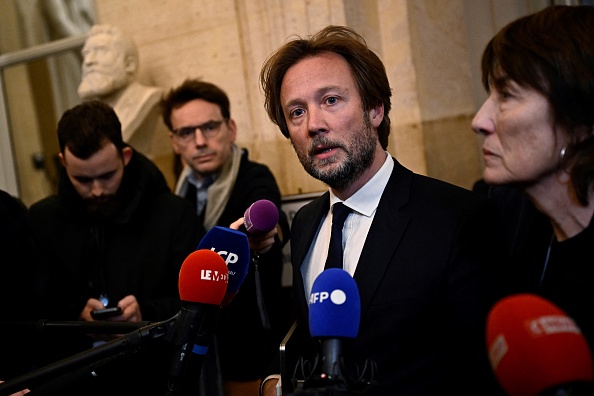 « On ne peut pas l’accepter », a déclaré Boris Vallaud (PS) (au c.) après le départ du proviseur, estimant que c'était « un échec collectif ». (Photo JULIEN DE ROSA/AFP via Getty Images)