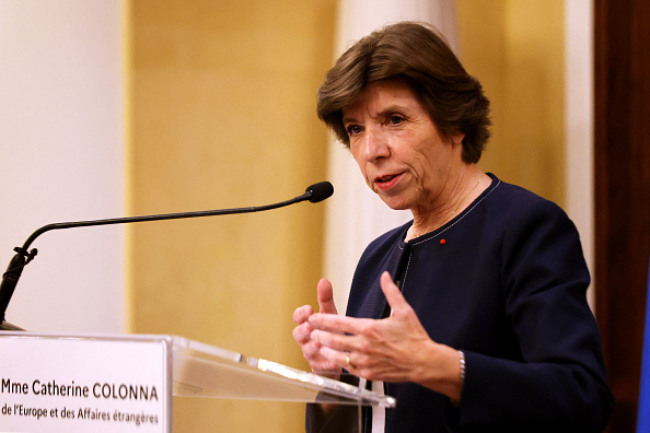 La ministre des Affaires étrangères, Catherine Colonna, donne une conférence de presse à la résidence officielle de l'ambassadeur de France à Beyrouth, le 18 décembre 2023. (Photo ANWAR AMRO/AFP via Getty Images)