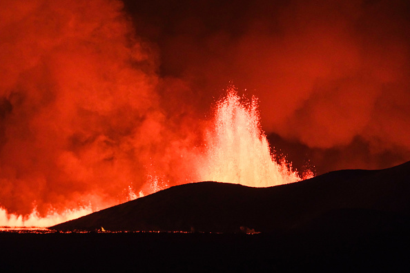 La lave s'écoule d'une fissure sur la péninsule de Reykjanes, à 3 km au nord de Grindavik, le 18 décembre 2023. (Photo KRISTINN MAGNUSSON/AFP via Getty Images)