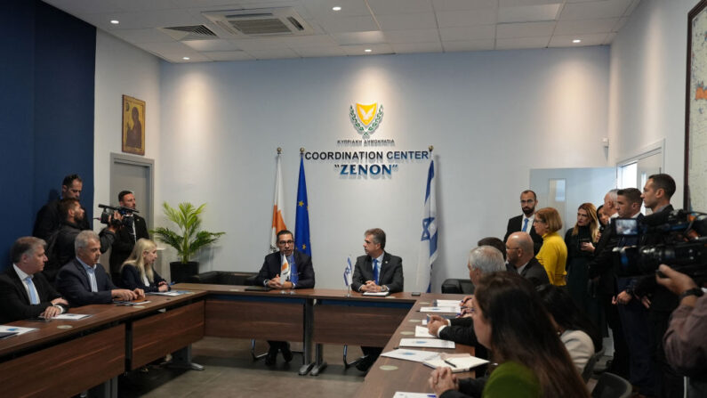 Le ministre israélien des Affaires étrangères Eli Cohen (à g.) et son homologue chypriote Constantinos Kombos en conférence de presse à Larnaca, le 20 décembre 2023. (Photo ELISA AMOURET/AFP via Getty Images)