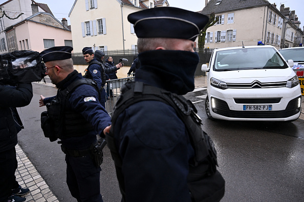 Un convoi transportant Nicolas Zepeda quitte le palais de justice de Vesoul après sa condamnation à 28 ans de réclusion criminelle pour le meurtre de son ex-petite amie Narumi Kurosaki, le 21 décembre 2023. (Photo by SEBASTIEN BOZON/AFP via Getty Images)