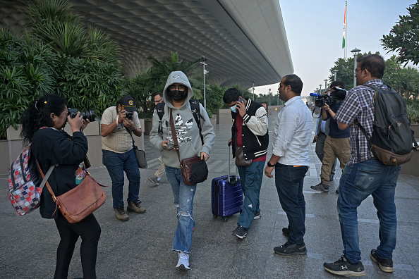 Des passagers (au c.) arrivant de France à l'aéroport de Mumbai, le 26 décembre 2023. (Photo VIJAY BATE/AFP via Getty Images)