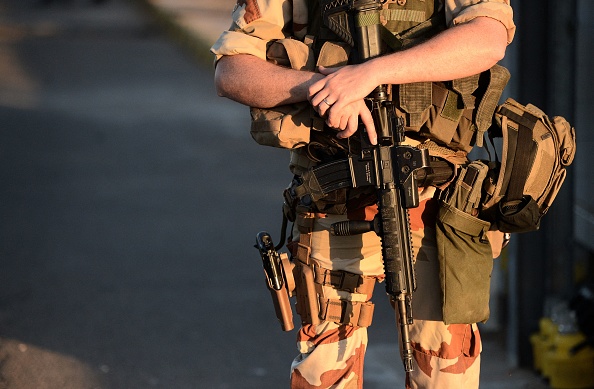 « Le chef de l’État souhaite offrir un dîner aux 350 militaires engagés depuis cette base dans la lutte contre le terrorisme », a précisé la présidence. Illustration. (Photo STÉPHANE DE SAKUTIN/AFP via Getty Images)