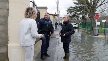 Villeneuve-le-Roi: le maire refuse de remettre un chèque de Noël à la famille d’un émeutier