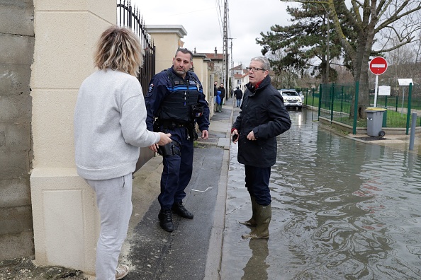 Photo d'illustration. Le maire de Villeneuve-Le-Roi Didier Gonzales s'adresse à un résident de Villeneuve-Le-Roi le 24 janvier 2018. (Photo THOMAS SAMSON/AFP via Getty Images)