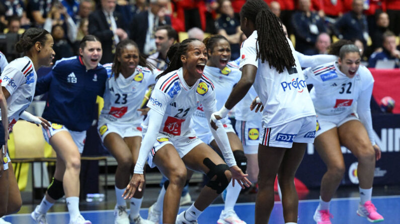 Les handballeuses françaises ont décroché leur troisième titre mondial après un parcours parfait conclu en beauté face à la reine Norvège (31-28) dimanche à Herning (Danemark).(Photo : JONATHAN NACKSTRAND/AFP via Getty Images)