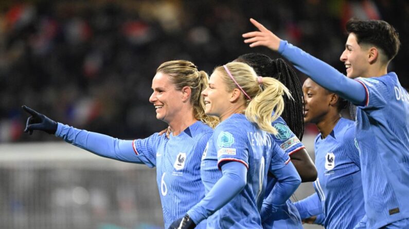 Amandine Henry (à.g) célèbre le premier but des Bleues lors du match de football du groupe 2 de l'UEFA Women's Nations League entre la France et l'Autriche au Roazhon Park à Rennes, le 1er décembre 2023. (Photo : DAMIEN MEYER/AFP via Getty Images)