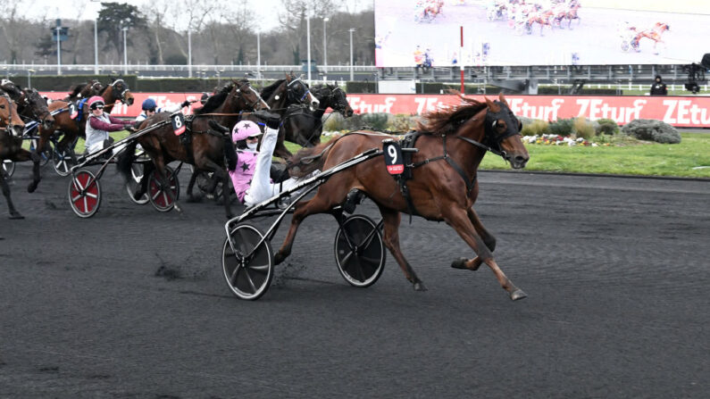 Jean-Michel Bazire franchit la ligne d'arrivée sur "Hooker Berry" pour remporter le Grand Prix d'Amérique à l'Hippodrome de Vincennes à Paris le 29 janvier 2023. (Photo : STEPHANE DE SAKUTIN/AFP via Getty Images)