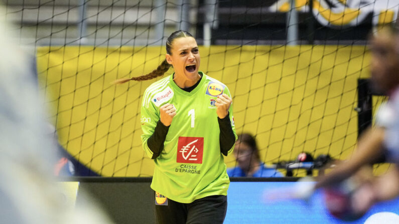 Sans trembler et vitaminée par les arrêts de Laura Glauser, les Bleues ont passé l'obstacle tchèque au Mondial, mardi. (Photo : BEATE OMA DAHLE/NTB/AFP via Getty Images)