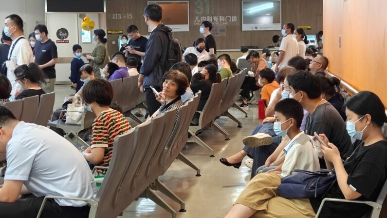 Des patients font la queue pour un pré-contrôle d'urgence dans le nouveau bâtiment pédiatrique de l'hôpital Xinhua à Shanghai, en Chine, dans la nuit du 25 septembre 2023. Le hall des urgences et des soins de nuit est bondé d'enfants et de membres de leur famille qui attendent d'être soignés. (CFOTO/Future Publishing via Getty Images)