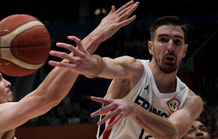 NandoDeColo
 atteint le cap symbolique des 1000 passes décisives en carrière en 
@EuroLeague.
(Photo : YASUYOSHI CHIBA/AFP via Getty Images)