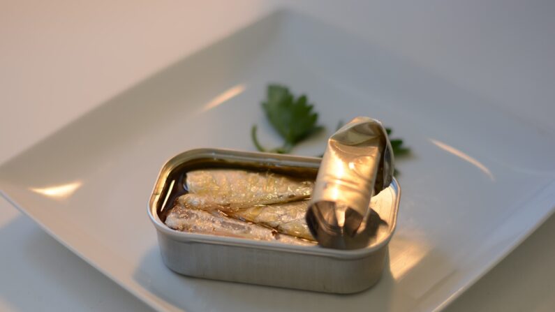 Une quinzaine de cas de botulisme, dont un mortel, liés à des sardines en conserve dans un bar de Bordeaux. (Photo d'illustration : Pxhere)