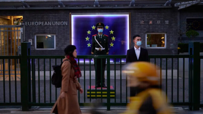 Des membres de la police armée populaire montent la garde devant le drapeau de l'Union européenne avant une conférence de presse de la présidente de la Commission européenne, Ursula von der Leyen, le 6 avril 2023 à Pékin, en Chine. (Photo par Kevin Frayer/Getty Images)