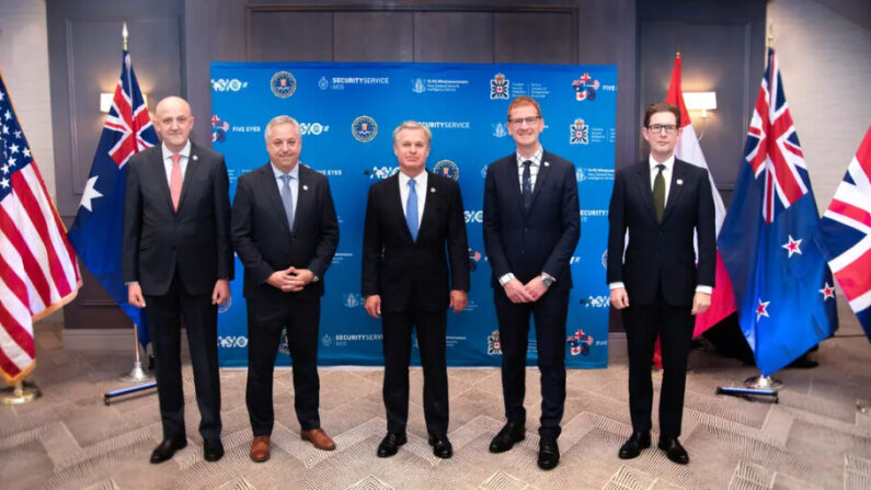 (De gauche à droite) Mike Burgess, directeur général de l'Australian Security Intelligence Organisation, David Vigneault, directeur du Service canadien du renseignement de sécurité, Christopher Wray, directeur du FBI, Andrew Hampton, directeur général de la sécurité et chef de la direction du Service néo-zélandais du renseignement de sécurité, et Ken McCallum, directeur général du MI5, lors du sommet sur les technologies émergentes et la sécurisation de l'innovation à Palo Alto (Californie), le 16 octobre 2023. (FBI/Handout via PA0)