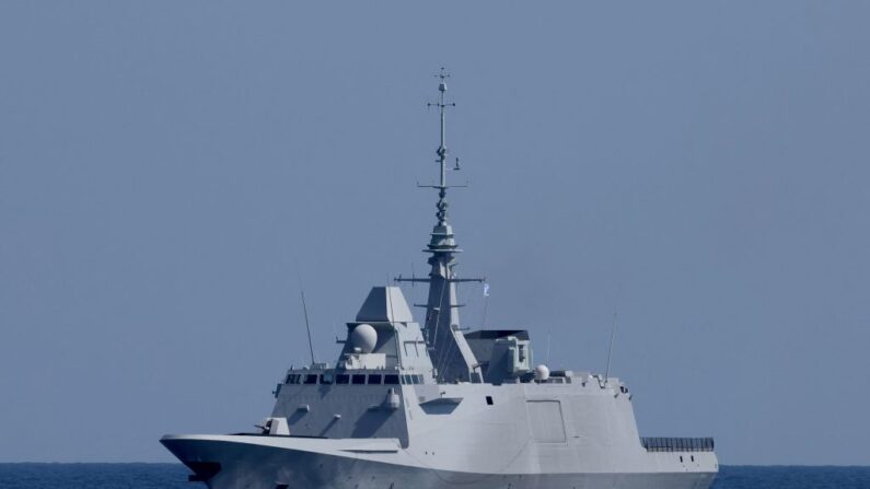 La frégate Languedoc  effectue des manœuvres lors de l'exercice aéronautique multilatéral "Noble Dina 23" en mer Méditerranée, le 27 mars 2023. (Photo de JACK GUEZ/AFP via Getty Images)