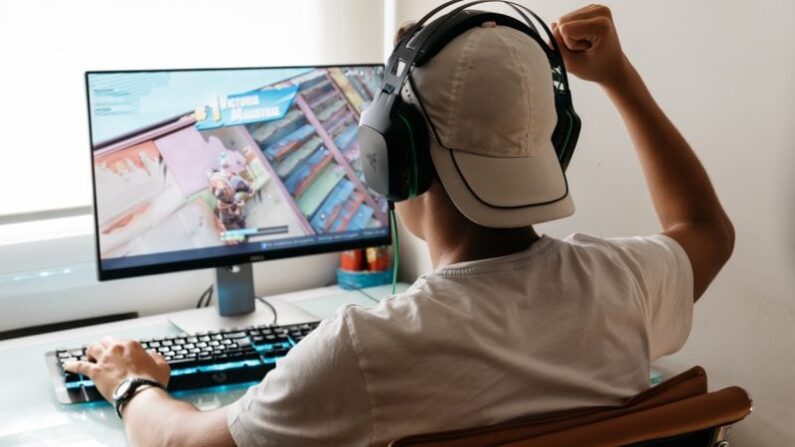 Un adolescent joue à Fortnite - une préparation à la guerre de tous contre tous? (iStock)