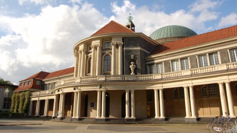 L'entrée principale du bâtiment principal de l'université de Hambourg. Il semble que l'on ne sache pas encore vraiment quelle est l'ampleur de l'effet du CO₂ d'origine humaine.Photo : iStock