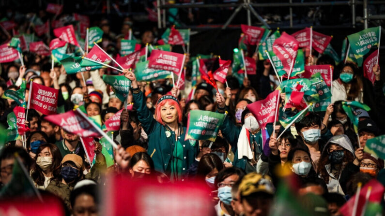 Des partisans de l'actuel vice-président de Taïwan, aujourd'hui président élu, du Parti démocrate progressiste (DPP) attendent que le président élu Lai Ching-te prenne la parole au siège du parti à Taipei, Taïwan, le 13 janvier 2024. (Annice Lyn/Getty Images)