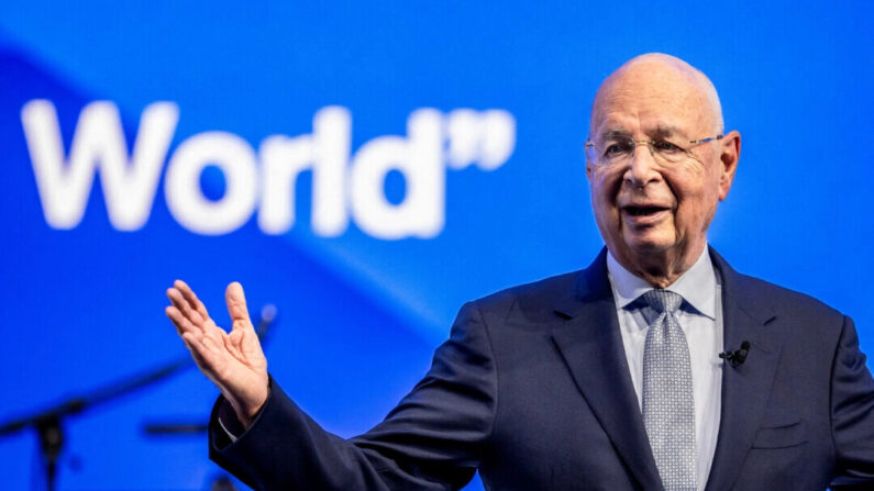 Le fondateur du FEM, Klaus Schwab, prononce un discours lors de la cérémonie du "Crystal Award" à l'occasion de la réunion annuelle du Forum économique mondial à Davos, le 16 janvier 2023. (Fabrice Coffrini/AFP via Getty Images)