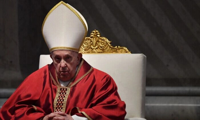 Le pape François préside la messe de la Passion du Seigneur le Vendredi saint à la basilique Saint-Pierre au Vatican, le 7 avril 2023, dans le cadre des célébrations de la Semaine sainte. (Tiziana Fabi/AFP via Getty Images)