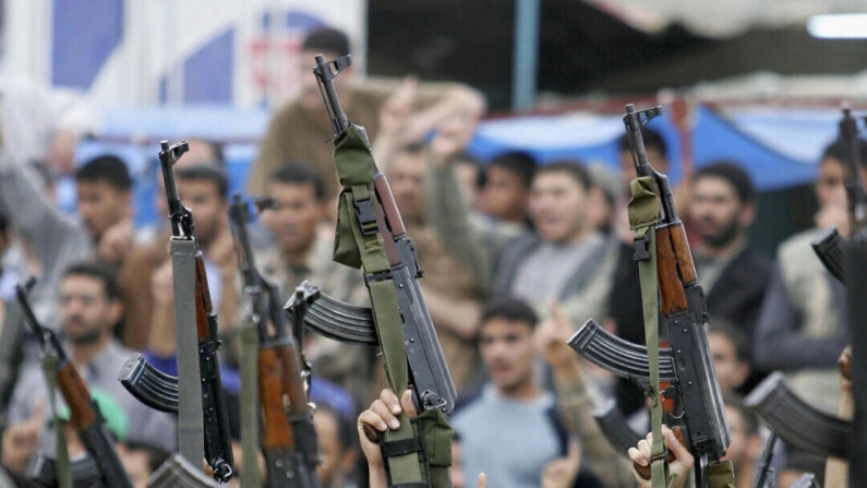 Des membres masqués du Hamas défilent lors d'un rassemblement le 19 avril 2005 dans le camp de réfugiés de Rafah, dans le sud de la bande de Gaza, avant les élections de 2006. (Abid Katib/Getty Images)