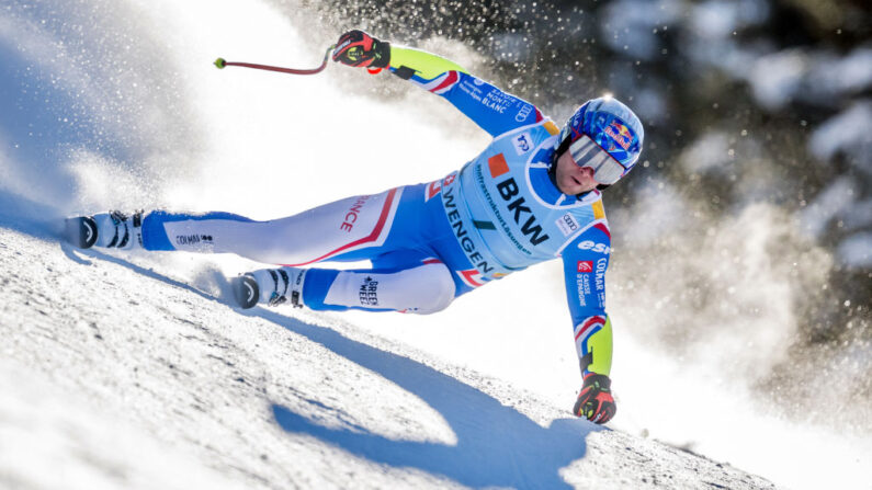 Alexis Pinturault a indiqué mercredi qu'il avait pensé à arrêter sa carrière après sa lourde chute lors du super-G de Wengen (Suisse) samedi, mais qu'il avait "envie de revenir". (Photo : FABRICE COFFRINI/AFP via Getty Images)