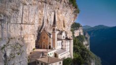 Une basilique construite sur une falaise il y a 500 ans semble flotter entre le ciel et la terre