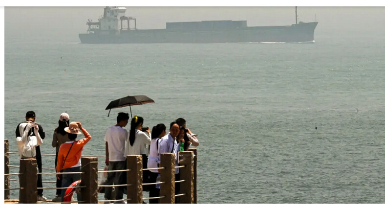 Un cargo navigue dans le détroit de Taïwan sous le regard de touristes sur l'île de Pingtan, le point au sud-est de la Chine le plus proche de Taïwan, le 16 avril 2023. (Greg Baker/AFP via Getty Images)