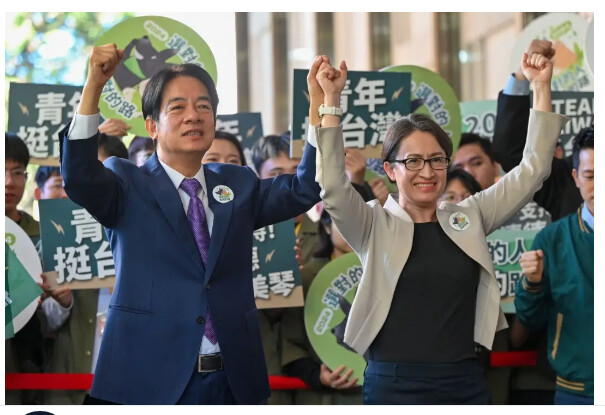 Le candidat à la présidence de Taïwan Lai Ching-te (à g.) et sa colistière Hsiao Bi-khim du Parti démocrate progressiste, saluent leurs partisans après s'être inscrits pour les élections présidentielles de 2024 à Taipei, capitale du Taïwan, le 21 novembre 2023. (Sam Yeh/AFP via Getty Images)