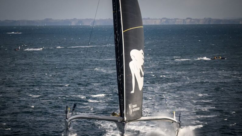 Le barreur du Maxi Edmond de Rotshchild Charles Caudrelier a passé vendredi le cap de Bonne-Espérance largement en tête de l'Ultim Challenge. (Photo : LOIC VENANCE/AFP via Getty Images)