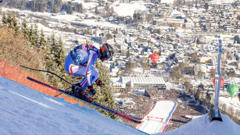 Cyprien Sarrazin : "Je suis peut être un artiste en fait.", après son incroyable doublé en descente sur la mythique piste de Kitzbühel (Autriche).(Photo : JOHANN GRODER/APA/AFP via Getty Images)