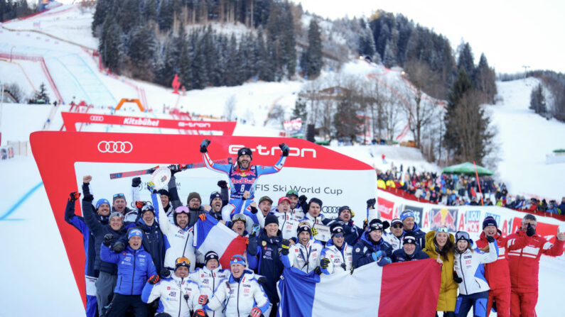 Avec un doublé exceptionnel sur la piste mythique de Kitzbühel, le skieur français Cyprien Sarrazin s'impose comme l'une des grandes révélations de l'hiver en vitesse. (Photo : GEORG HOCHMUTH/APA/AFP via Getty Images)