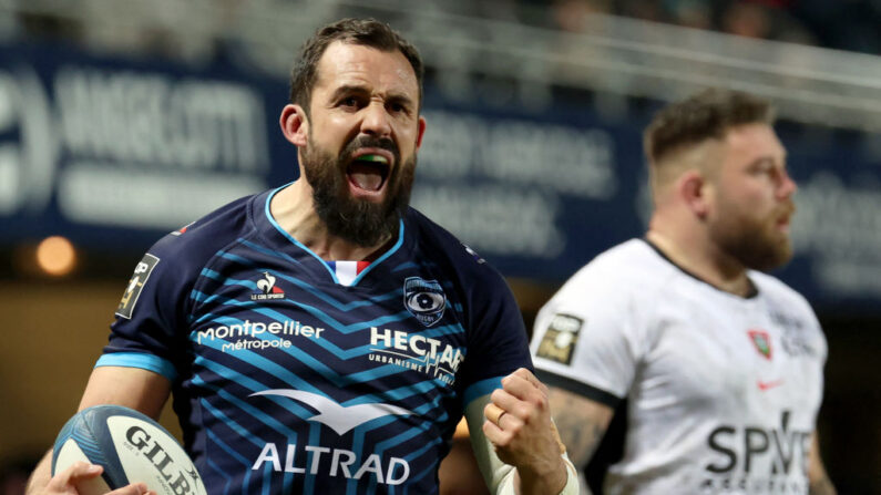 Geoffrey Doumayrou (à.g) de Montpellier, célèbre un essai lors du match de rugby du Top 14 français entre le Montpellier Hérault Rugby et le Rugby Club Toulonnais (Toulon), le 7 janvier 2024. (Photo : PASCAL GUYOT/AFP via Getty Images)