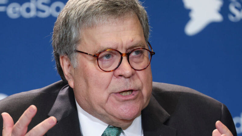 L'ancien procureur général des États-Unis, William Barr, s'exprime lors d'une réunion de la Federalist Society le 20 septembre 2022 à Washington, DC. M. Barr s'est exprimé au cours de la conférence sur le droit et la politique de l'éducation organisée par la Federalist Society for Law and Public Policy Studies. (Win McNamee/Getty Images)