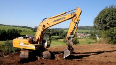 À bout des nuisances de ce squatteur, un agriculteur tente de le déloger avec son tractopelle