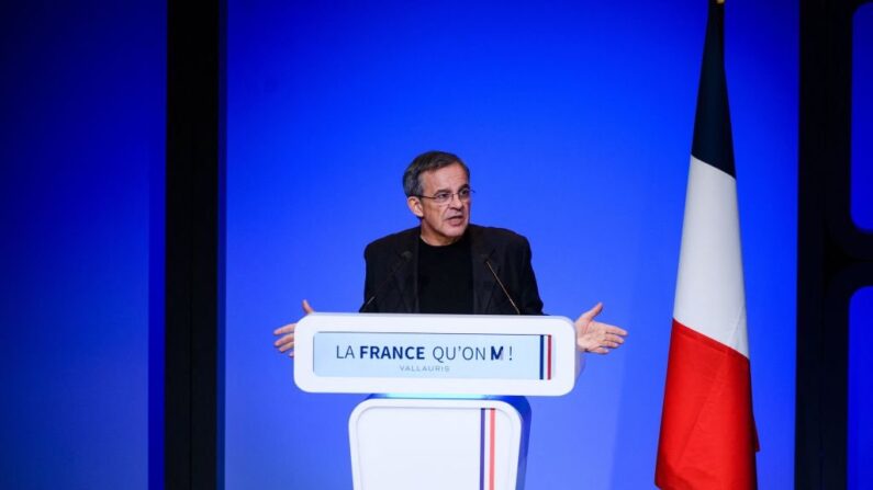 Ancien candidat à la présidence du conseil régional de Provence-Alpes-Côte d'Azur (PACA), Thierry Mariani prononce un discours lors d'un meeting de campagne du Rassemblement national (RN) à Vallauris, dans le sud-est de la France, le 11 février 2022. (Crédit photo CLEMENT MAHOUDEAU/AFP via Getty Images)