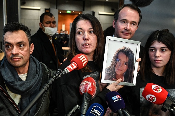 Les parents de Maëlys de Araujo et sa sœur Colleen. (JEAN-PHILIPPE KSIAZEK/AFP via Getty Images)