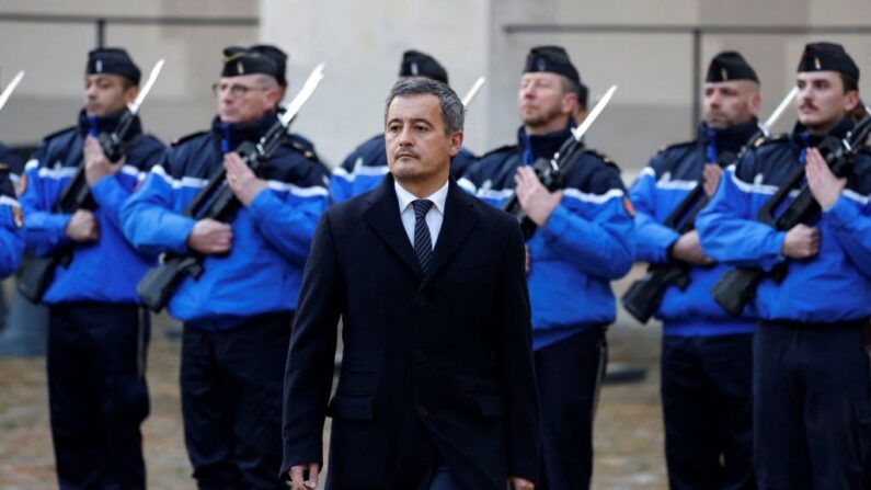 Le ministre français de l'Intérieur, Gérald Darmanin, assiste à la cérémonie de présentation des vœux du Nouvel An à la gendarmerie française à l'Hôtel des Invalides à Paris, le 16 janvier 2023. (Crédit photo LUDOVIC MARIN/AFP via Getty Images)