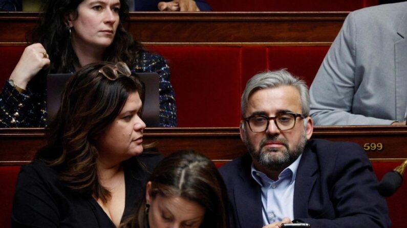 Les députés de La France Insoumise (LFI) Raquel Garrido et Alexis Corbiere assistent à une session pour discuter du plan de réforme des retraites du gouvernement à l'Assemblée nationale, à Paris, le 15 février 2023. (Crédit photo GEOFFROY VAN DER HASSELT/AFP via Getty Images)