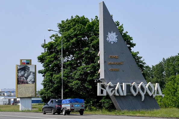 À l'entrée de la ville russe de Belgorod, à quelque 40 km de la frontière avec l'Ukraine. (Photo OLGA MALTSEVA/AFP via Getty Images)