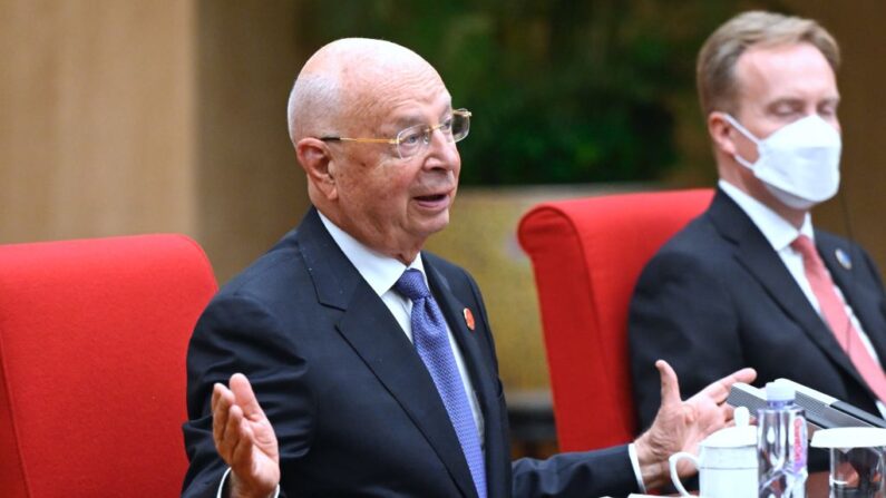 TIANJIN, CHINE - 26 JUIN : Le fondateur et président exécutif du Forum économique mondial, Klaus Schwab, s'entretient avec le Premier ministre chinois Li Qiang (non représenté sur la photo) lors de leur réunion bilatérale en amont de la réunion annuelle des nouveaux champions du Forum économique mondial, le 26 juin 2023 à Tianjin. (Photo par WANG Zhao - Pool/Getty Images)