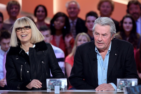 Les acteurs français Mireille Darc et Alain Delon, le 10 décembre 2012.  (THOMAS SAMSON/AFP via Getty Images)