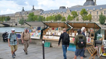 JO 2024: action en justice des bouquinistes qui contestent le démontage de leurs boîtes