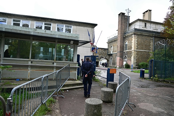 L'entrée du Centre de Rétention Administrative (CRA) de Vincennes, à Paris. (Photo MIGUEL MEDINA/AFP via Getty Images)