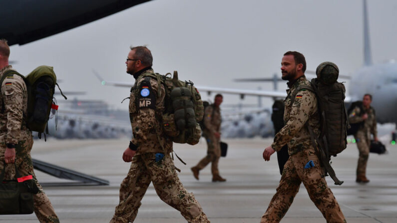  Des soldats de la Bundeswehr (forces armées allemandes) quittent un avion de transport A400m, le 15 décembre 2023 à Wunstorf, en Allemagne. (Alexander Koerner/Getty Images)