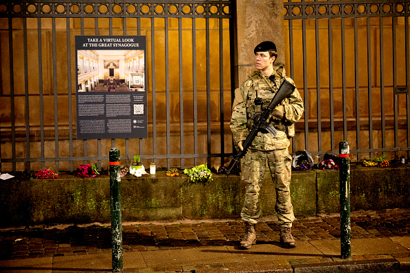 Un soldat danois monte la garde devant la synagogue de Copenhague le 16 décembre 2023. (Photo NILS MEILVANG/Ritzau Scanpix/AFP via Getty Images)