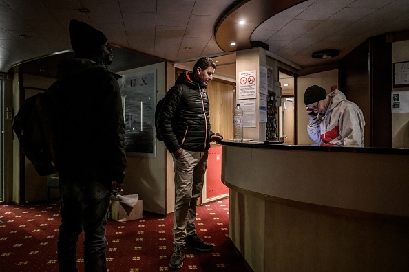 Le MS Bordeaux, un navire de croisière converti en refuge d'urgence hivernal pour les sans-abri, à Bordeaux.   (PHILIPPE LOPEZ/AFP via Getty Images)