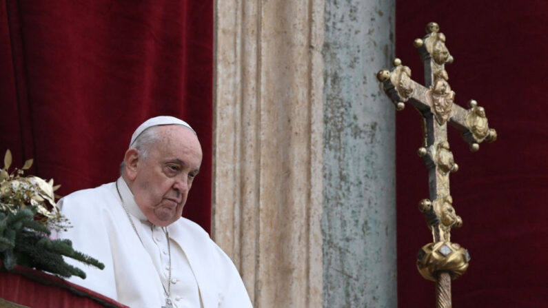 Le pape François au balcon de la basilique Saint-Pierre lors de la bénédiction Urbi et Orbi de Noël sur la place Saint-Pierre au Vatican, le 25 décembre 2023. (Photo by Tiziana FABI / AFP) (Photo by TIZIANA FABI/AFP via Getty Images)